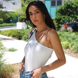 Lulu's Alicialynn White One-Shoulder Bodysuit